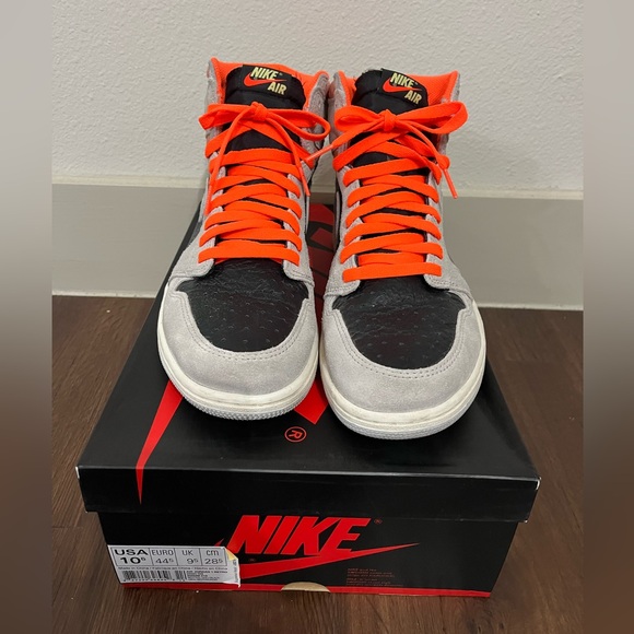 Jordan 1 Retro High; Neutral Grey Hyper Crimson - Picture 2 of 5
